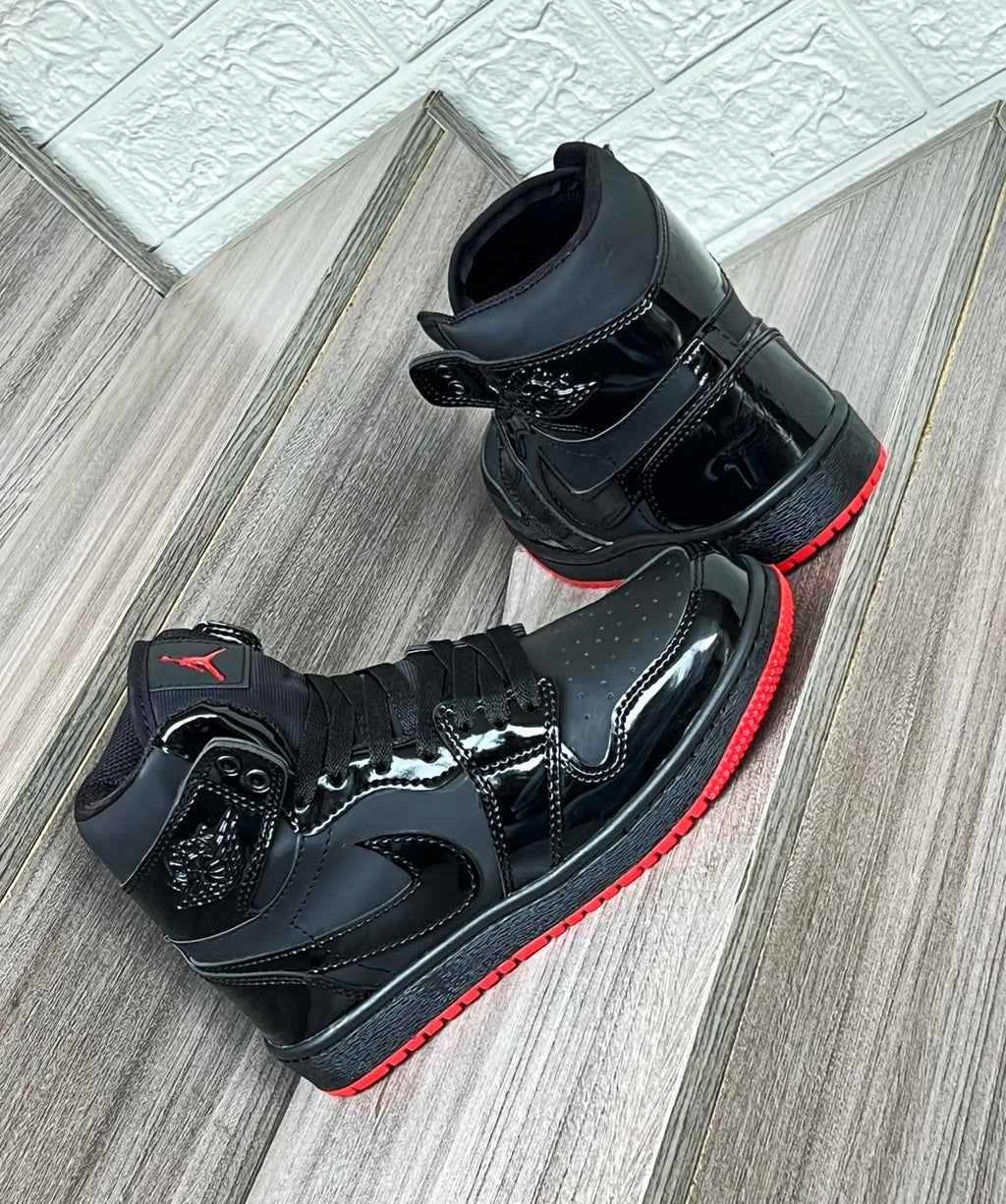 JORDAN NEGRO BRILLANTE PISO ROJO