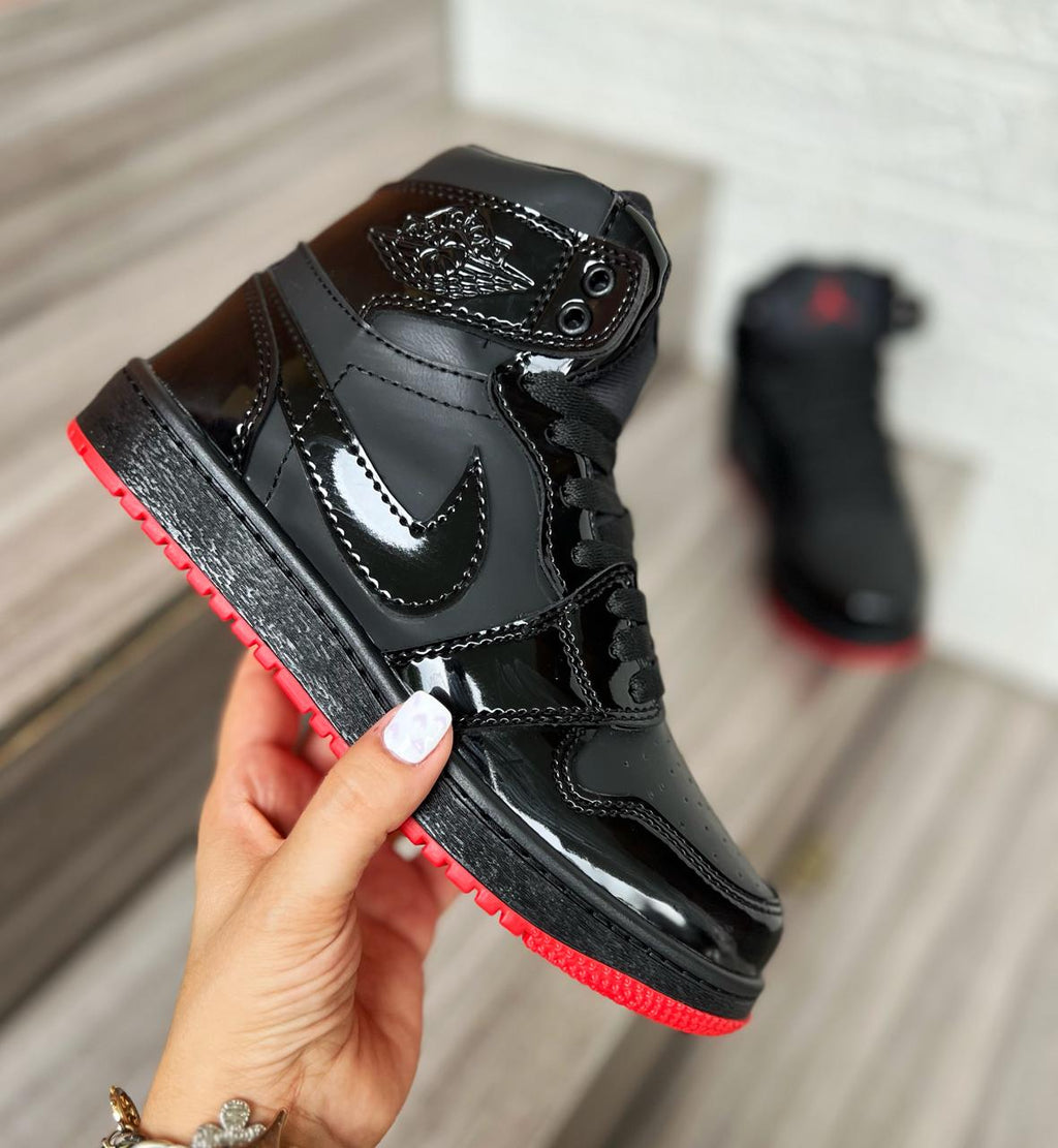 JORDAN NEGRO BRILLANTE PISO ROJO